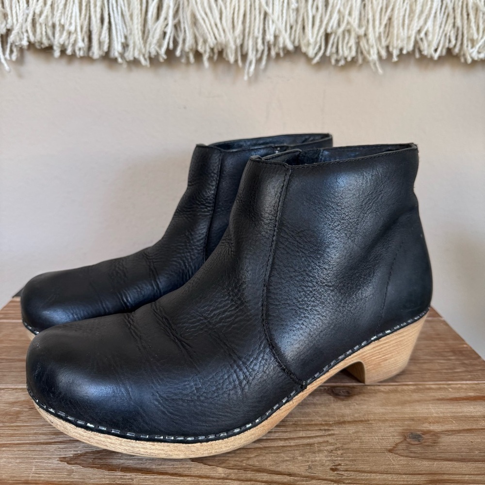 Dansko Marie Black Genuine Leather Inner Ankle Zip Clog Booties Size 39 / 8.5-9